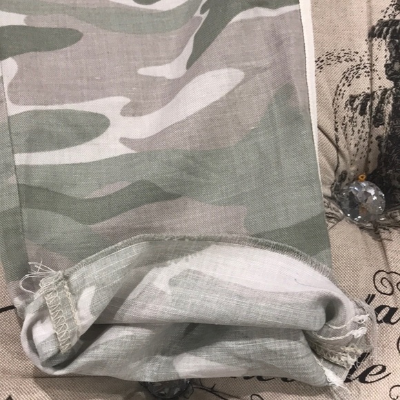 🎁 MOTHER The Shaker Chop Crop Fray Camo Pants - Picture 9 of 14